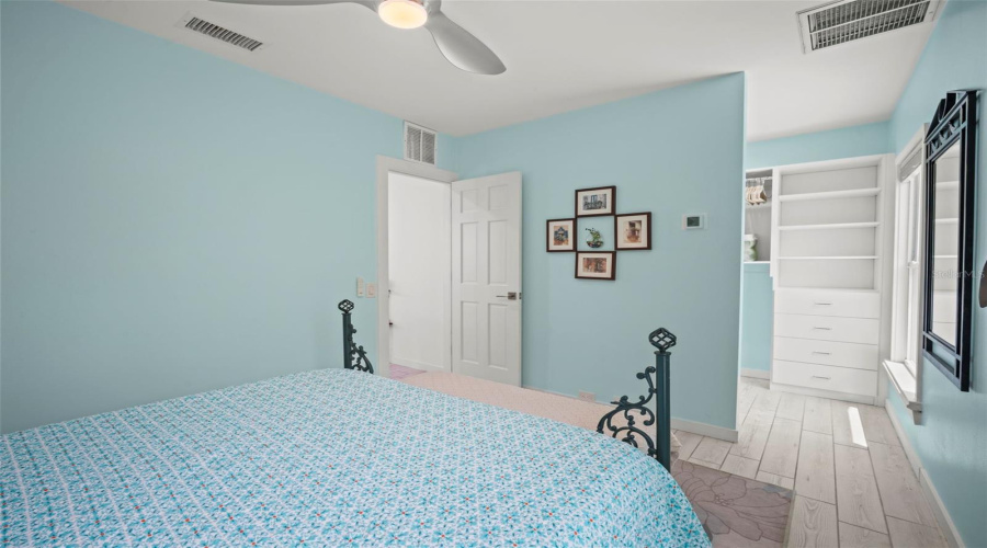 Sarasota, Florida 34236, 2 Bedroom Bedrooms, ,2 Bathroombathrooms,Residential,For Sale,Laurel,0,Mfrtb8542263