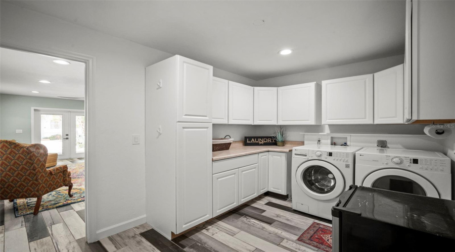Sarasota, Florida 34236, 2 Bedroom Bedrooms, ,2 Bathroombathrooms,Residential,For Sale,Laurel,0,Mfrtb8542263