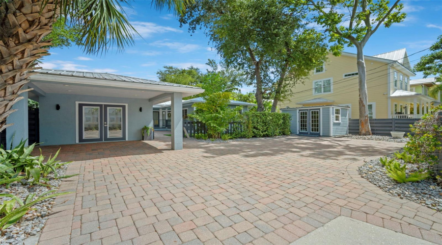 Sarasota, Florida 34236, 2 Bedroom Bedrooms, ,2 Bathroombathrooms,Residential,For Sale,Laurel,0,Mfrtb8542263