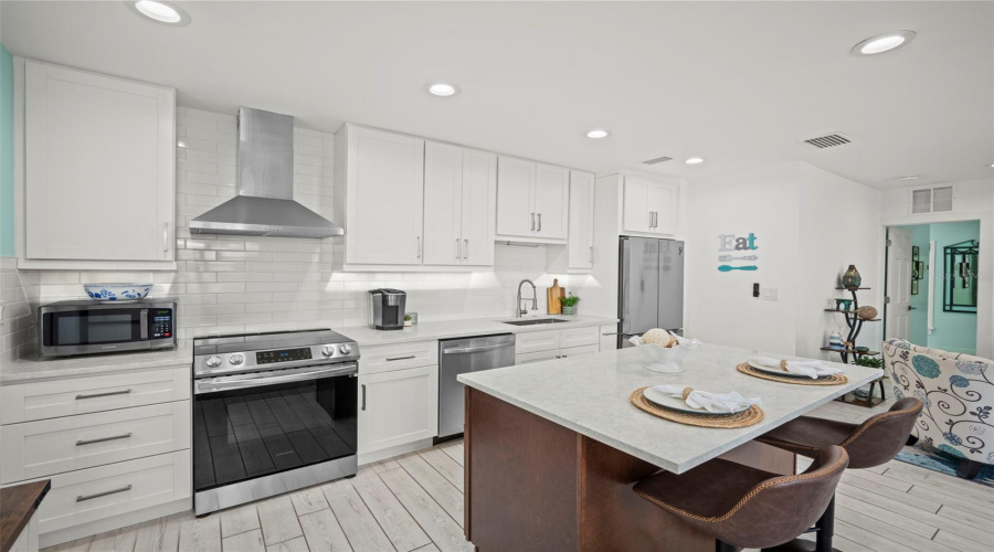 Sarasota, Florida 34236, 2 Bedroom Bedrooms, ,2 Bathroombathrooms,Residential,For Sale,Laurel,0,Mfrtb8542263