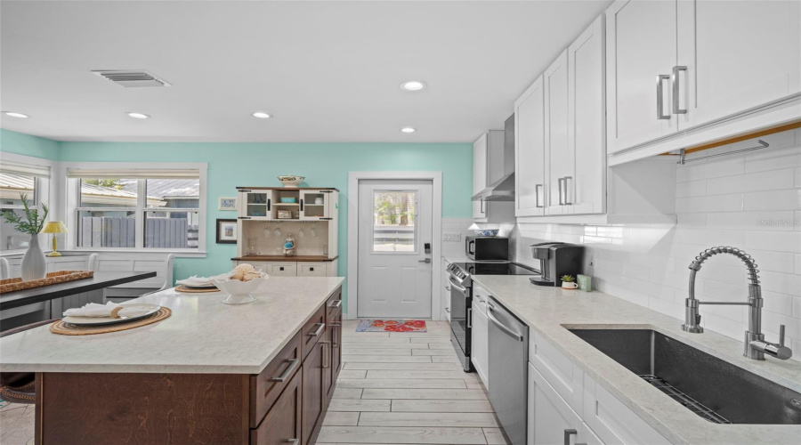 Sarasota, Florida 34236, 2 Bedroom Bedrooms, ,2 Bathroombathrooms,Residential,For Sale,Laurel,0,Mfrtb8542263