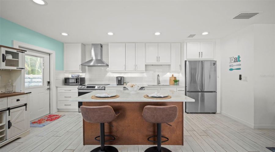 Sarasota, Florida 34236, 2 Bedroom Bedrooms, ,2 Bathroombathrooms,Residential,For Sale,Laurel,0,Mfrtb8542263