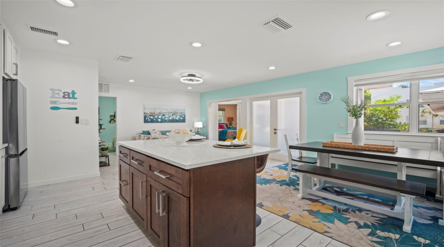 Sarasota, Florida 34236, 2 Bedroom Bedrooms, ,2 Bathroombathrooms,Residential,For Sale,Laurel,0,Mfrtb8542263