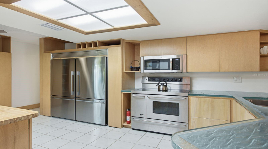 Double Refrig, Ovens And Dishwashers!