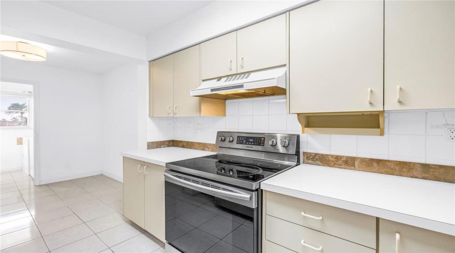 Kitchen Range / Counter Space