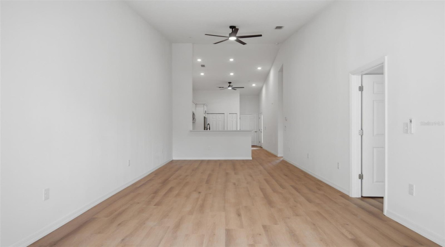 Apopka, Florida 32712, 2 Bedroom Bedrooms, ,2 Bathroombathrooms,Residential,For Sale,Oak Pl,0,Mfro6391040