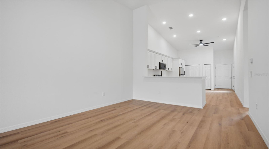 Apopka, Florida 32712, 2 Bedroom Bedrooms, ,2 Bathroombathrooms,Residential,For Sale,Oak Pl,0,Mfro6391040