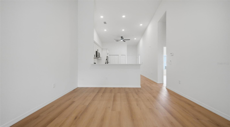 Apopka, Florida 32712, 2 Bedroom Bedrooms, ,2 Bathroombathrooms,Residential,For Sale,Oak Pl,0,Mfro6391040