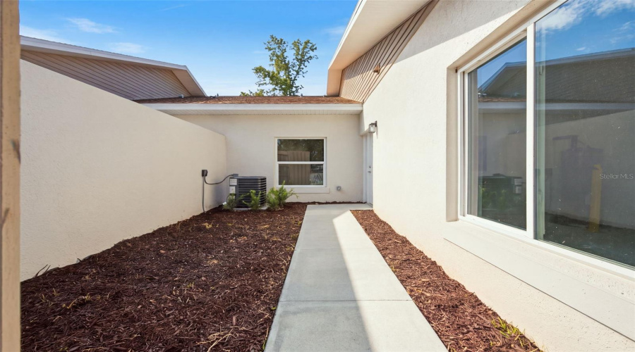 Apopka, Florida 32712, 2 Bedroom Bedrooms, ,2 Bathroombathrooms,Residential,For Sale,Oak Pl,0,Mfro6391040