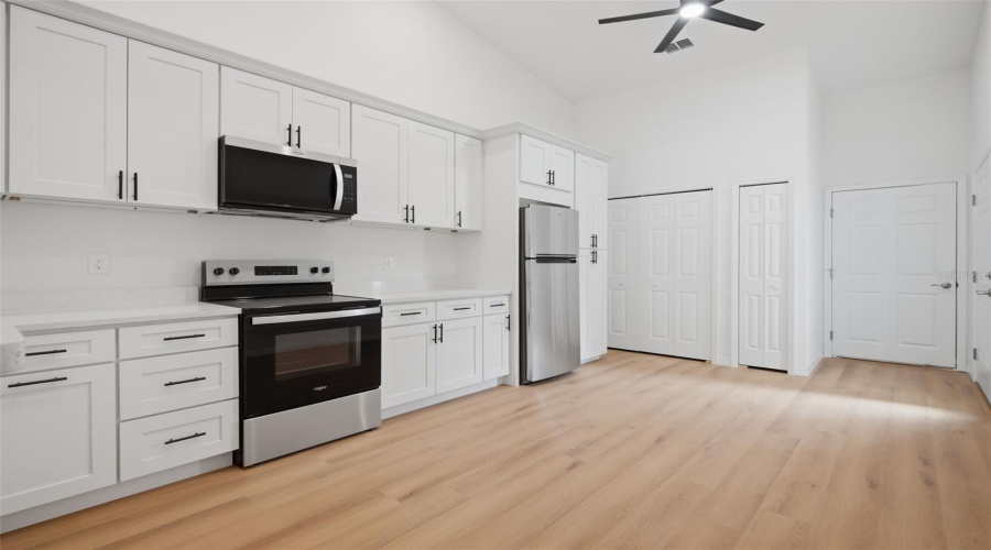 Apopka, Florida 32712, 2 Bedroom Bedrooms, ,2 Bathroombathrooms,Residential,For Sale,Oak Pl,0,Mfro6391040