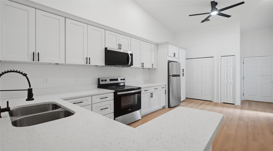 Apopka, Florida 32712, 2 Bedroom Bedrooms, ,2 Bathroombathrooms,Residential,For Sale,Oak Pl,0,Mfro6391040
