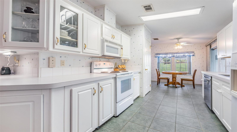Zephyrhills, Florida 33541, 2 Bedroom Bedrooms, ,2 Bathroombathrooms,Residential,For Sale,Neukom,0,Mfrtb8542356