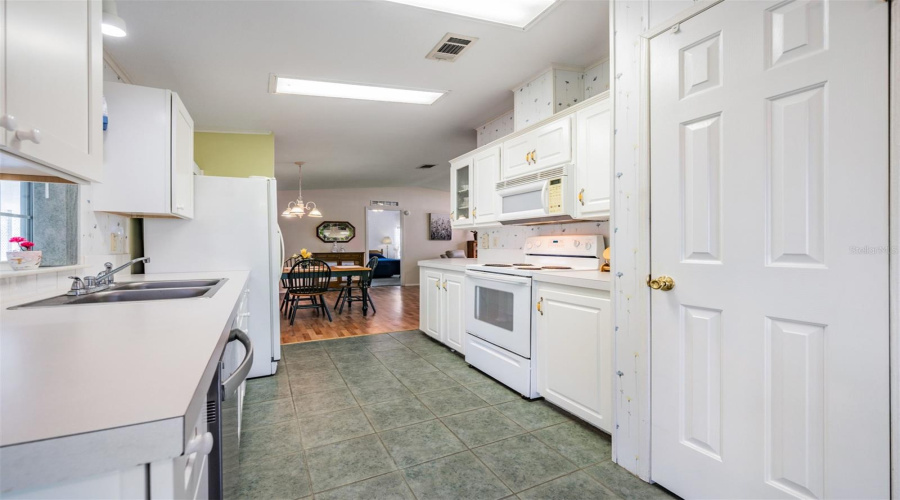 Zephyrhills, Florida 33541, 2 Bedroom Bedrooms, ,2 Bathroombathrooms,Residential,For Sale,Neukom,0,Mfrtb8542356