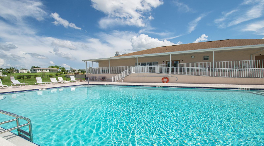 Zephyrhills, Florida 33541, 2 Bedroom Bedrooms, ,2 Bathroombathrooms,Residential,For Sale,Neukom,0,Mfrtb8542356