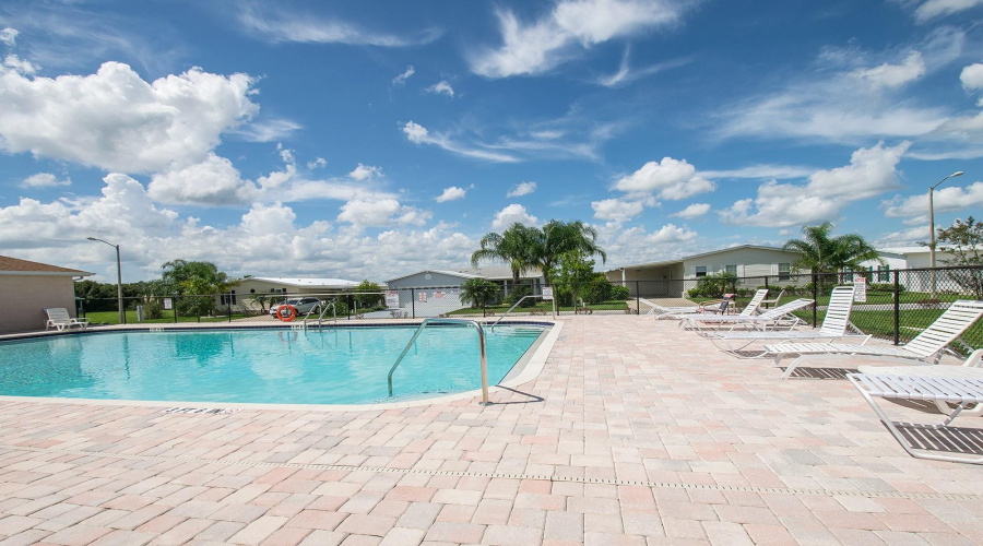 Zephyrhills, Florida 33541, 2 Bedroom Bedrooms, ,2 Bathroombathrooms,Residential,For Sale,Neukom,0,Mfrtb8542356