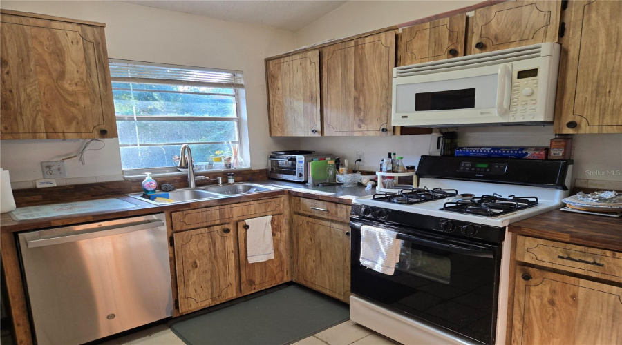 Altamonte Springs, Florida 32714, 4 Bedroom Bedrooms, ,2 Bathroombathrooms,Residential,For Sale,Rill,0,Mfro6435680