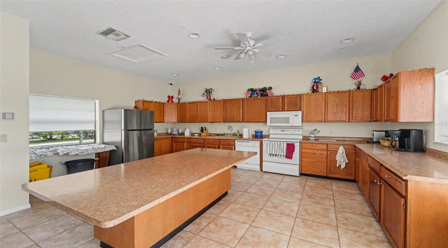 Tarpon Springs, Florida 34689, 2 Bedroom Bedrooms, ,2 Bathroombathrooms,Residential,For Sale,Seascape,0,Mfrtb8541932
