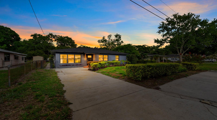 Tampa, Florida 33609, 3 Bedroom Bedrooms, ,2 Bathroombathrooms,Residential,For Sale,Woodlynne,0,Mfrtb8529756