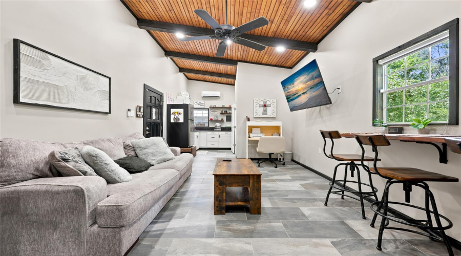 Detached 1 Bedroom Apartment.