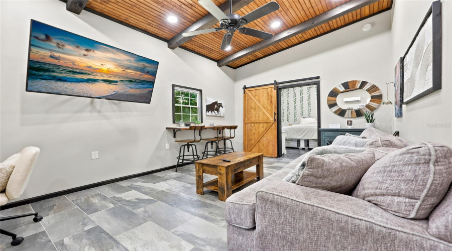 Detached 1 Bedroom Apartment.