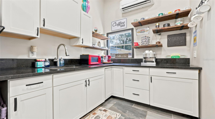 Detached 1 Bedroom Apartment.