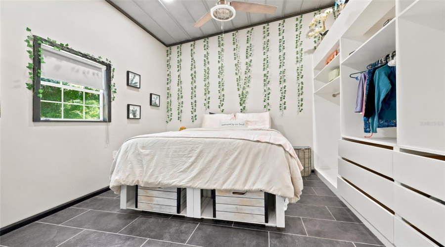 Detached 1 Bedroom Apartment.