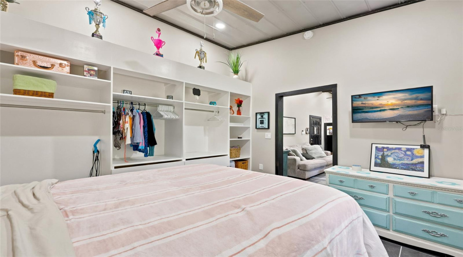 Detached 1 Bedroom Apartment.
