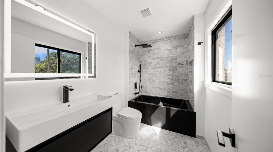 Tampa, Florida 33606, 2 Bedroom Bedrooms, ,2 Bathroombathrooms,Residential,For Sale,Davis,0,Mfrtb8538962