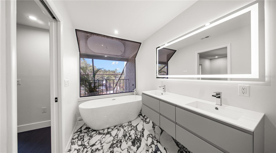 Tampa, Florida 33606, 2 Bedroom Bedrooms, ,2 Bathroombathrooms,Residential,For Sale,Davis,0,Mfrtb8538962