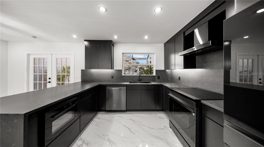 Tampa, Florida 33606, 2 Bedroom Bedrooms, ,2 Bathroombathrooms,Residential,For Sale,Davis,0,Mfrtb8538962