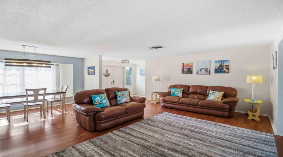 Bradenton, Florida 34210, 3 Bedroom Bedrooms, ,2 Bathroombathrooms,Residential,For Sale,99Th,0,Mfra4691291