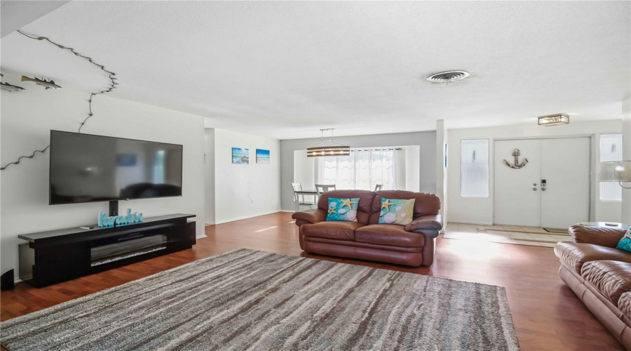 Bradenton, Florida 34210, 3 Bedroom Bedrooms, ,2 Bathroombathrooms,Residential,For Sale,99Th,0,Mfra4691291