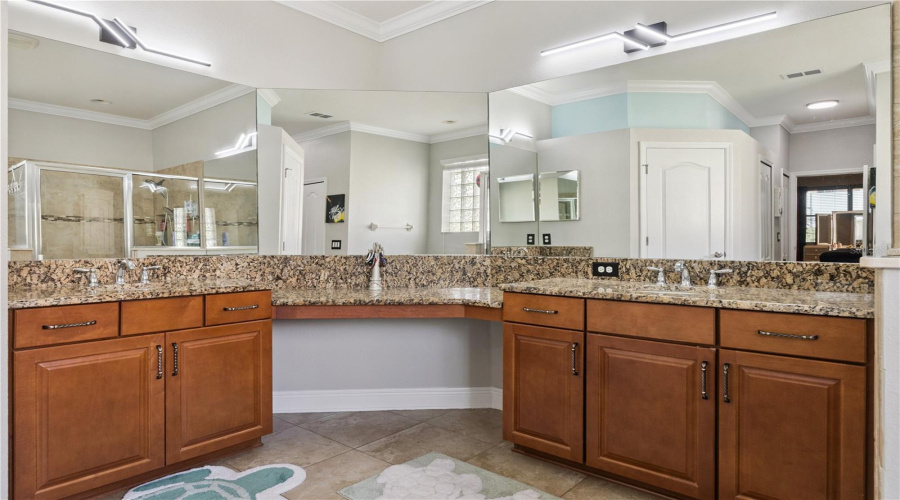 Lakeland, Florida 33810, 4 Bedroom Bedrooms, ,3 Bathroombathrooms,Residential,For Sale,Sunset Lake,0,Mfrs5153494