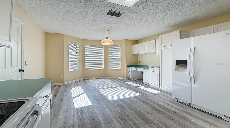 Dinette In Front With Bay Windows