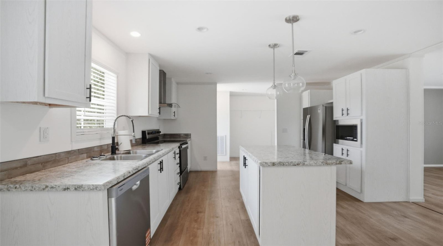 Weeki Wachee, Florida 34613, 4 Bedroom Bedrooms, ,2 Bathroombathrooms,Residential,For Sale,Round Lake,0,Mfrw7884685
