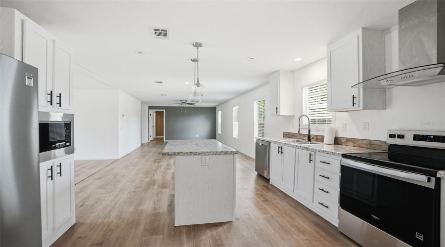 Weeki Wachee, Florida 34613, 4 Bedroom Bedrooms, ,2 Bathroombathrooms,Residential,For Sale,Round Lake,0,Mfrw7884685