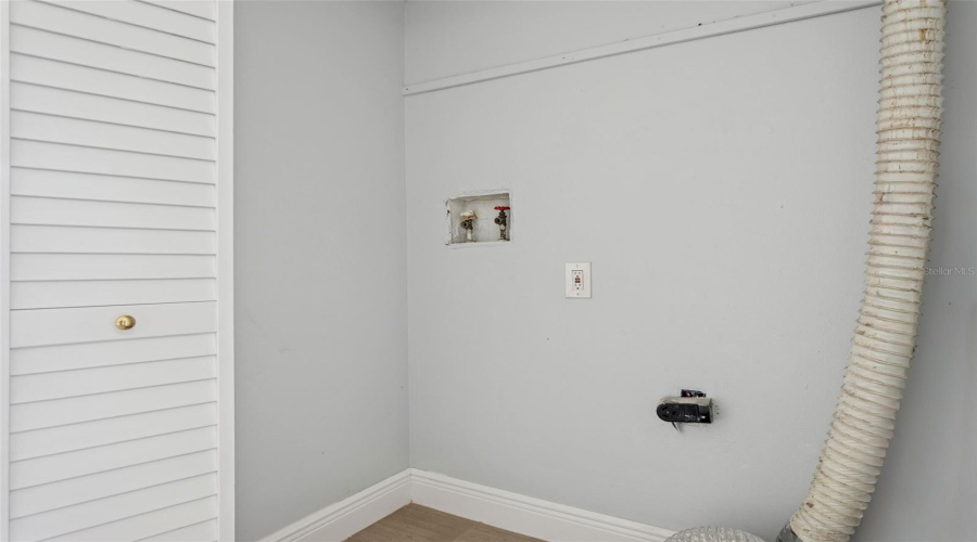 Tampa, Florida 33617, 3 Bedroom Bedrooms, ,2 Bathroombathrooms,Residential,For Sale,Tennis Court,0,Mfrtb8466695