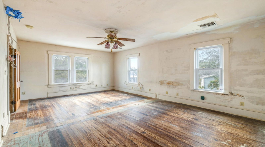 Tarpon Springs, Florida 34689, 4 Bedroom Bedrooms, ,3 Bathroombathrooms,Residential,For Sale,Division,0,Mfru8224317