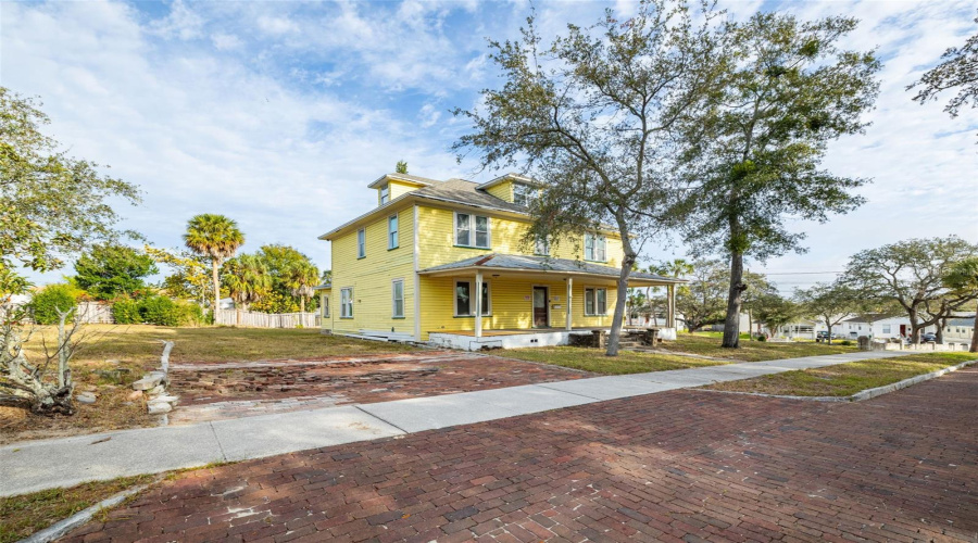 Tarpon Springs, Florida 34689, 4 Bedroom Bedrooms, ,3 Bathroombathrooms,Residential,For Sale,Division,0,Mfru8224317