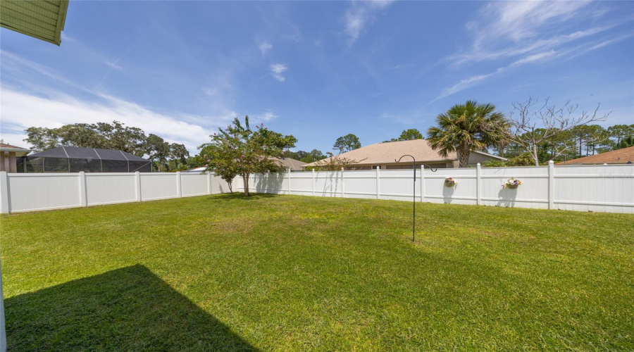 Vinyl Privacy Fence Plenty Of Room For Pool