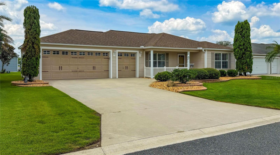 Driveway And 2-Car Plus Golf Cart Garage On Fenwick Loop