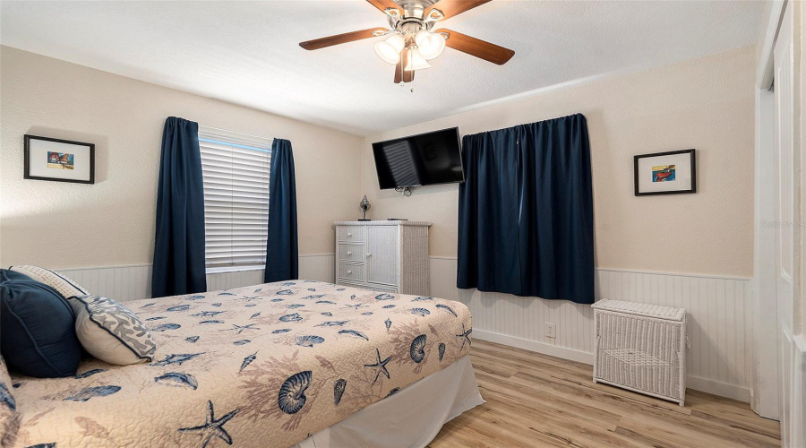 Sag First Queen Bed