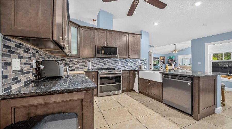 Bradenton, Florida 34212, 4 Bedroom Bedrooms, ,3 Bathroombathrooms,Residential,For Sale,Woodview,0,Mfra4704232