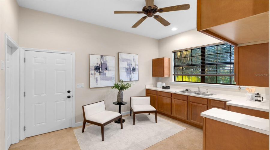 The Private Garden Apartment Features Its Own Living Area And Built-In Kitchenette, An Independent Residential Component Of This Exceptional Lake Mary Waterfront Compound.