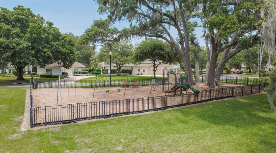 Eustis, Florida 32736, 4 Bedroom Bedrooms, ,3 Bathroombathrooms,Residential,For Sale,Spring Oak,0,Mfrg5113555