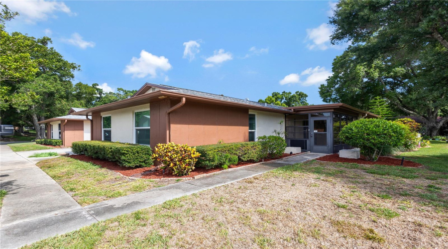 Welcome Home!! Villa With An Attached Garage.