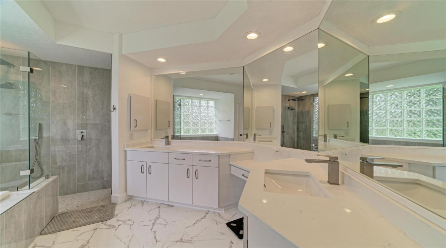 Bradenton, Florida 34202, 5 Bedroom Bedrooms, ,3 Bathroombathrooms,Residential,For Sale,Rivers Bluff,0,Mfra4704187