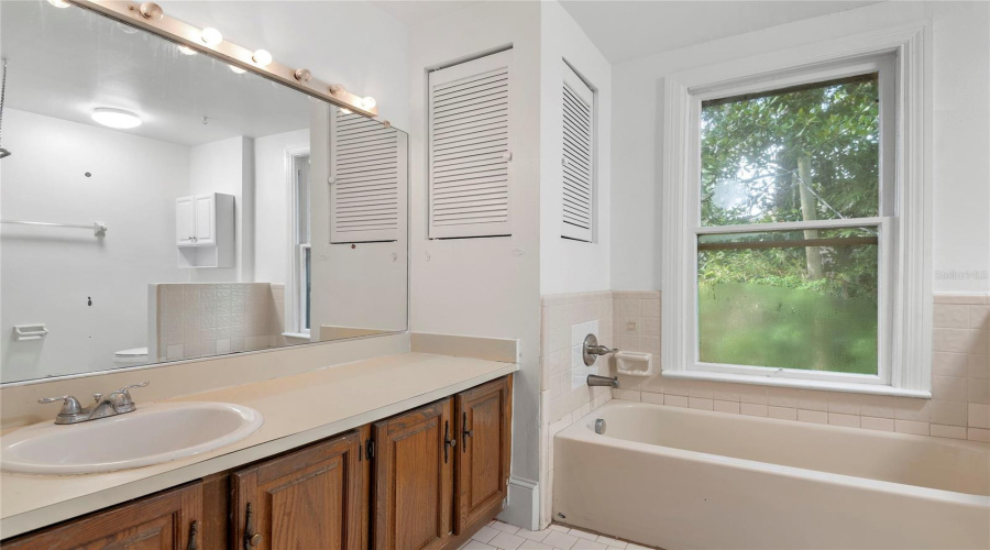 Orlando, Florida 32801, 4 Bedroom Bedrooms, ,3 Bathroombathrooms,Residential,For Sale,Osceola,0,Mfro6436521