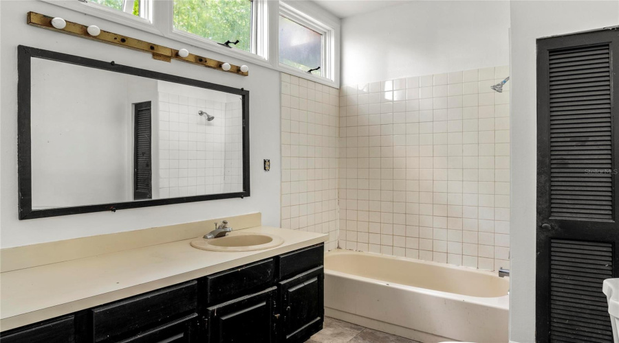 Orlando, Florida 32801, 4 Bedroom Bedrooms, ,3 Bathroombathrooms,Residential,For Sale,Osceola,0,Mfro6436521