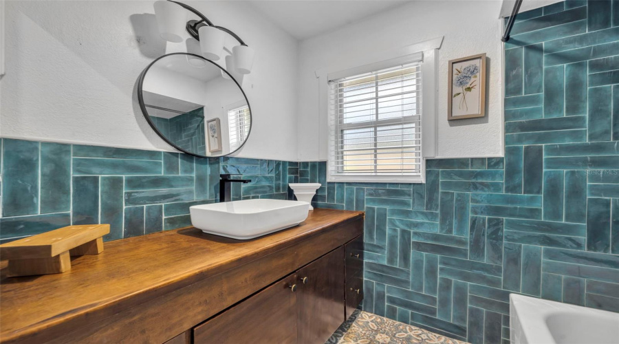 Guest Bath With Tub